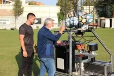 Eski futbolcudan yerli 'top atma makinesi' Eski futbolcudan yerli 'top atma makinesi'