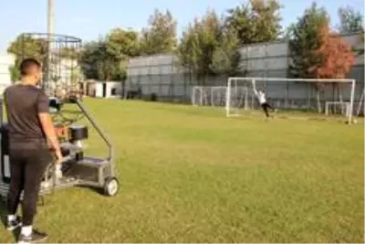 Eski futbolcudan yerli 'top atma makinesi' Eski futbolcudan yerli 'top atma makinesi'