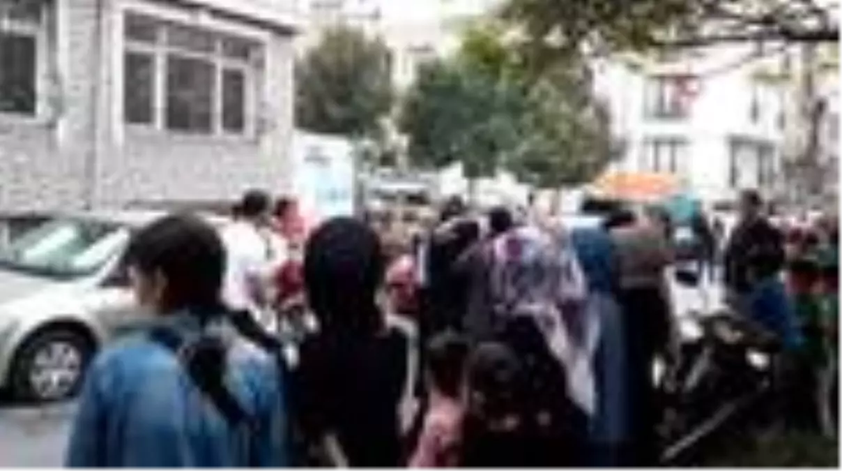 Fatih'te sosyal mesafesiz gelin alma merasimi