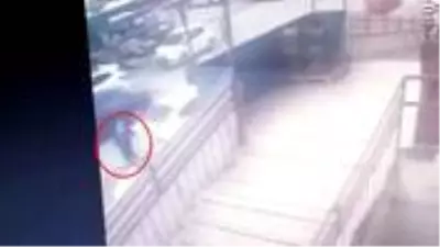 Feci kaza! Kontrolsüz geri giden araç yaşlı kadını ezdi Feci kaza! Kontrolsüz geri giden araç yaşlı kadını ezdi