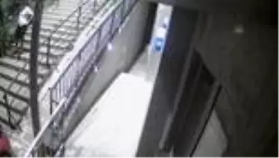Filyasyon görevlisi kılığına giren polis, hırsızlık zanlısını yakaladı Filyasyon görevlisi kılığına giren polis, hırsızlık zanlısını yakaladı
