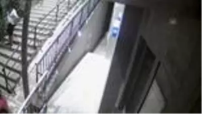 Filyasyon görevlisi kılığına giren polis, hırsızlık zanlısını yakaladı Filyasyon görevlisi kılığına giren polis, hırsızlık zanlısını yakaladı