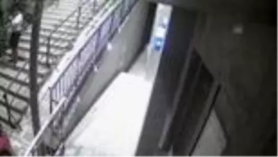 Filyasyon görevlisi kılığına giren polis, hırsızlık zanlısını yakaladı Filyasyon görevlisi kılığına giren polis, hırsızlık zanlısını yakaladı