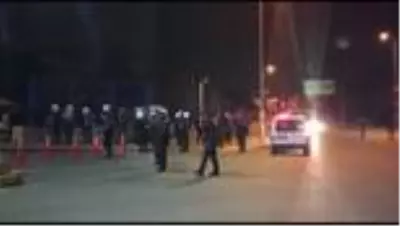 İntihar eden gencin yakınları hastane bahçesinde polise saldırdı İntihar eden gencin yakınları hastane bahçesinde polise saldırdı
