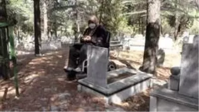 Isparta'da yürüme engelli anne 17 yıl sonra kızının kabrine gidebildi Isparta'da yürüme engelli anne 17 yıl sonra kızının kabrine gidebildi