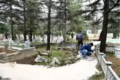 Isparta'da yürüme engelli anne 17 yıl sonra kızının kabrine gidebildi Isparta'da yürüme engelli anne 17 yıl sonra kızının kabrine gidebildi