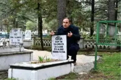 Isparta'da yürüme engelli anne 17 yıl sonra kızının kabrine gidebildi Isparta'da yürüme engelli anne 17 yıl sonra kızının kabrine gidebildi