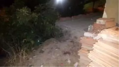 İzmir'de ikinci kattan düşen 2 yaşındaki çocuk hayatını kaybetti İzmir'de ikinci kattan düşen 2 yaşındaki çocuk hayatını kaybetti