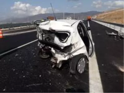 İzmir'de feci kaza: 3 yaralı İzmir'de feci kaza: 3 yaralı