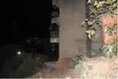 İkinci kattan beton zemine düşen 2 yaşındaki çocuk, yaşamını yitirdi İkinci kattan beton zemine düşen 2 yaşındaki çocuk, yaşamını yitirdi
