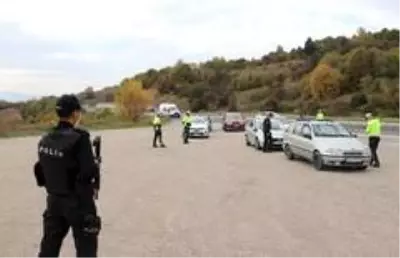 Son dakika haberi... Karantina sürelerinin bitmesine 3 saat kala polis uygulamasında yakalandılar Son dakika haberi... Karantina sürelerinin bitmesine 3 saat kala polis uygulamasında yakalandılar
