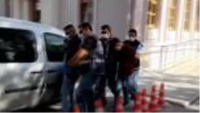 Konya'da bir kişinin öldüğü silahlı kavgayla ilgili 3 zanlı adliyeye sevk edildi Konya'da bir kişinin öldüğü silahlı kavgayla ilgili 3 zanlı adliyeye sevk edildi