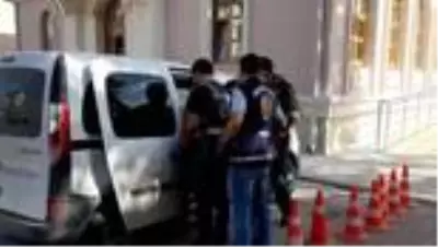 Konya'da bir kişinin öldüğü silahlı kavgayla ilgili 3 zanlı adliyeye sevk edildi Konya'da bir kişinin öldüğü silahlı kavgayla ilgili 3 zanlı adliyeye sevk edildi