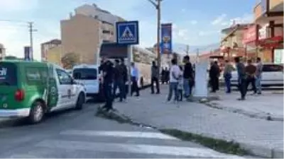 - Mahalle arasına kaçan kaçak göçmenleri polis yakaladı - Mahalle arasına kaçan kaçak göçmenleri polis yakaladı