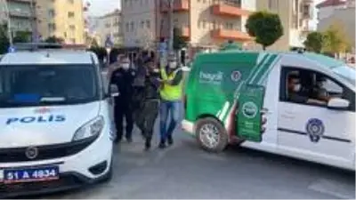 - Mahalle arasına kaçan kaçak göçmenleri polis yakaladı - Mahalle arasına kaçan kaçak göçmenleri polis yakaladı