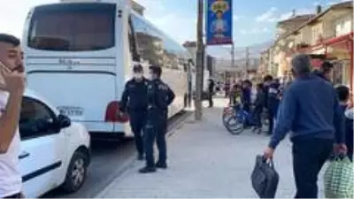 - Mahalle arasına kaçan kaçak göçmenleri polis yakaladı - Mahalle arasına kaçan kaçak göçmenleri polis yakaladı
