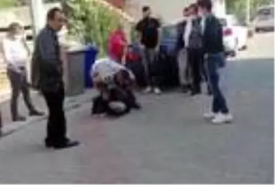 Marketten hırsızlık şüphelisini, sokaktan geçenler yakaladı Marketten hırsızlık şüphelisini, sokaktan geçenler yakaladı