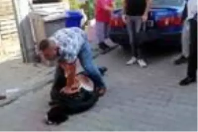 Marketten hırsızlık şüphelisini, sokaktan geçenler yakaladı Marketten hırsızlık şüphelisini, sokaktan geçenler yakaladı