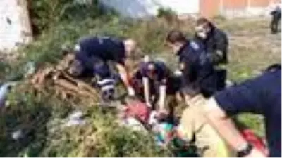 Otların arasında uyuyan alkollüyü fark etmediler, üzerine kepçeyle toprak attılar Otların arasında uyuyan alkollüyü fark etmediler, üzerine kepçeyle toprak attılar