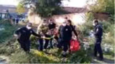Otların arasında uyuyan alkollüyü fark etmediler, üzerine kepçeyle toprak attılar Otların arasında uyuyan alkollüyü fark etmediler, üzerine kepçeyle toprak attılar