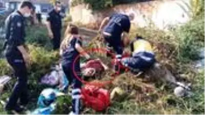 Otların arasında uyuyan alkollü şahsı fark etmediler, üzerine kepçeyle toprak attılar Otların arasında uyuyan alkollü şahsı fark etmediler, üzerine kepçeyle toprak attılar