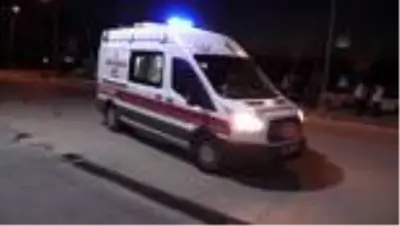 Otomobil elektrik direğine çarptı: 1'i ağır 4 yaralı Otomobil elektrik direğine çarptı: 1'i ağır 4 yaralı