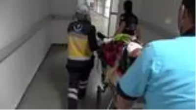 Otomobil elektrik direğine çarptı: 1'i ağır 4 yaralı Otomobil elektrik direğine çarptı: 1'i ağır 4 yaralı