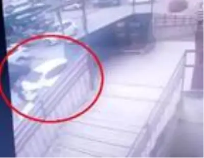 Otomobilin çarptığı kadının öldüğü kaza kamerada Otomobilin çarptığı kadının öldüğü kaza kamerada