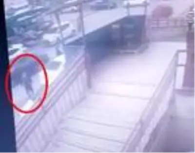 Otomobilin çarptığı kadının öldüğü kaza kamerada Otomobilin çarptığı kadının öldüğü kaza kamerada