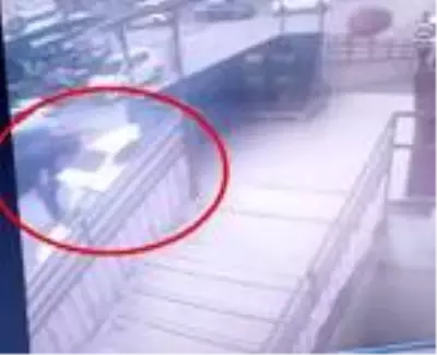 Otomobilin çarptığı kadının öldüğü kaza kamerada Otomobilin çarptığı kadının öldüğü kaza kamerada