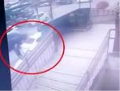 Otomobilin çarptığı kadının öldüğü kaza kamerada Otomobilin çarptığı kadının öldüğü kaza kamerada
