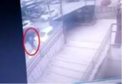 Otomobilin çarptığı kadının öldüğü kaza kamerada Otomobilin çarptığı kadının öldüğü kaza kamerada