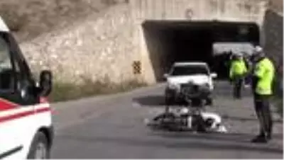Otomobille motosiklet çarpıştı: 2 yaralı Otomobille motosiklet çarpıştı: 2 yaralı