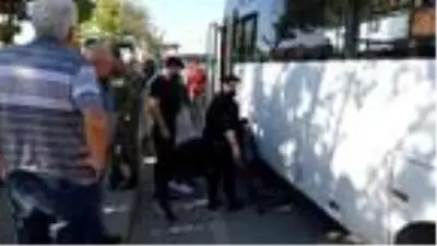 Pazardan dönerken, midibüsün altında kaldı Pazardan dönerken, midibüsün altında kaldı