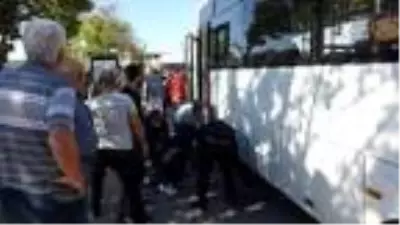 Pazardan dönerken, midibüsün altında kaldı Pazardan dönerken, midibüsün altında kaldı