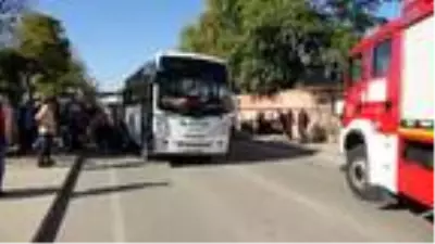 Pazardan dönerken, midibüsün altında kaldı Pazardan dönerken, midibüsün altında kaldı