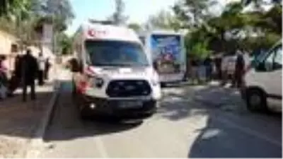Pazardan dönerken, midibüsün altında kaldı Pazardan dönerken, midibüsün altında kaldı