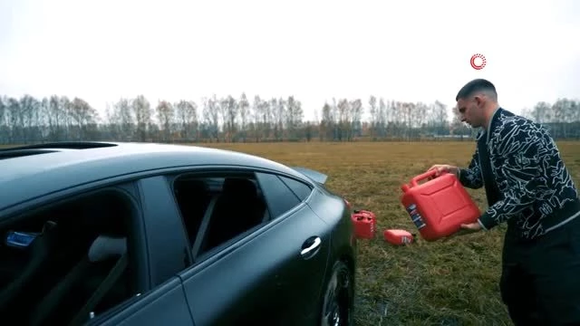 Rus sosyal medya fenomeni Mihail Litvin, lüks aracını benzin dökerek yaktı