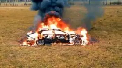 Rus sosyal medya fenomeni Mihail Litvin, lüks aracını benzin dökerek yaktı Rus sosyal medya fenomeni Mihail Litvin, lüks aracını benzin dökerek yaktı