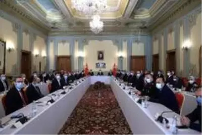 Bakan Koca: 'Gelinen nokta daha kuralcı ve disiplinli olmamızı zorunlu kılmaktadır' Bakan Koca: 'Gelinen nokta daha kuralcı ve disiplinli olmamızı zorunlu kılmaktadır'