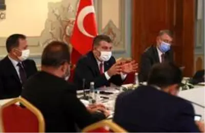 Bakan Koca: 'Gelinen nokta daha kuralcı ve disiplinli olmamızı zorunlu kılmaktadır' Bakan Koca: 'Gelinen nokta daha kuralcı ve disiplinli olmamızı zorunlu kılmaktadır'