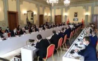 Bakan Koca: 'Gelinen nokta daha kuralcı ve disiplinli olmamızı zorunlu kılmaktadır' Bakan Koca: 'Gelinen nokta daha kuralcı ve disiplinli olmamızı zorunlu kılmaktadır'