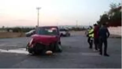 Servis otobüsü ile hafif ticari araç çarpıştı: 3 yaralı - SİVAS Servis otobüsü ile hafif ticari araç çarpıştı: 3 yaralı - SİVAS