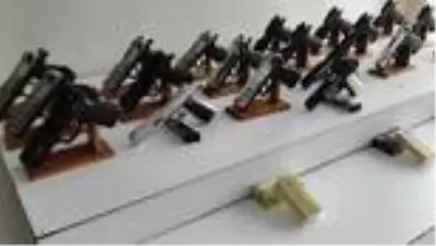 Silah kaçakçılığına yönelik operasyonda yakalanan 2 şüpheli tutuklandı Silah kaçakçılığına yönelik operasyonda yakalanan 2 şüpheli tutuklandı