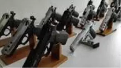 Silah kaçakçılığına yönelik operasyonda yakalanan 2 şüpheli tutuklandı Silah kaçakçılığına yönelik operasyonda yakalanan 2 şüpheli tutuklandı