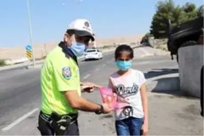 Silvan polisinden öğrencilere hikaye kitabı hediyesi Silvan polisinden öğrencilere hikaye kitabı hediyesi