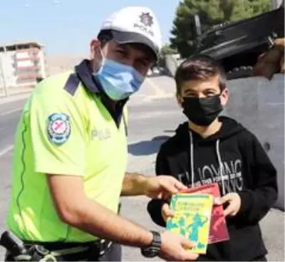 Silvan polisinden öğrencilere hikaye kitabı hediyesi Silvan polisinden öğrencilere hikaye kitabı hediyesi