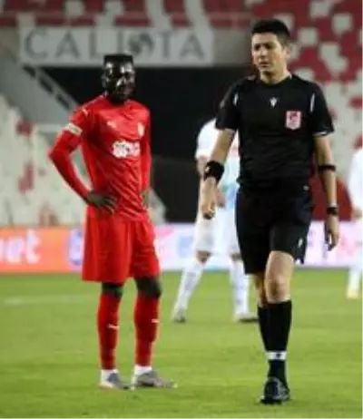 Süper Lig: Sivasspor: 0 - Çaykur Rizespor: 1 (İlk yarı) Süper Lig: Sivasspor: 0 - Çaykur Rizespor: 1 (İlk yarı)