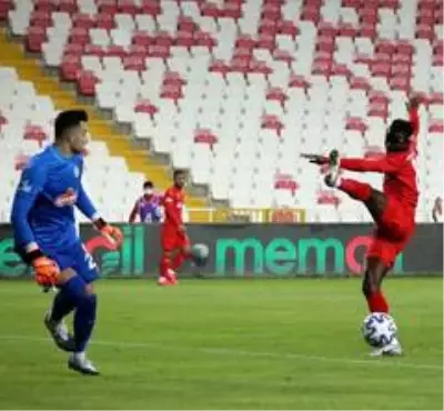 Süper Lig: Sivasspor: 0 - Çaykur Rizespor: 1 (İlk yarı) Süper Lig: Sivasspor: 0 - Çaykur Rizespor: 1 (İlk yarı)