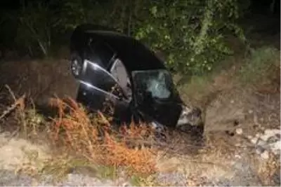 Tarlaya uçan araçtan kendi çabaları ile kurtulan yaralı kadın tir tir titredi Tarlaya uçan araçtan kendi çabaları ile kurtulan yaralı kadın tir tir titredi